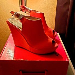 NWT women's size 7.5 heels by Toetos